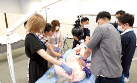 日本医科大学でのアンドロイド型模擬患者ロボットの実習風景