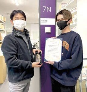 2022年日本分子生物学会年会にてサイエンスピッチアワードを受賞。 洲﨑悦生主任教授と一緒に