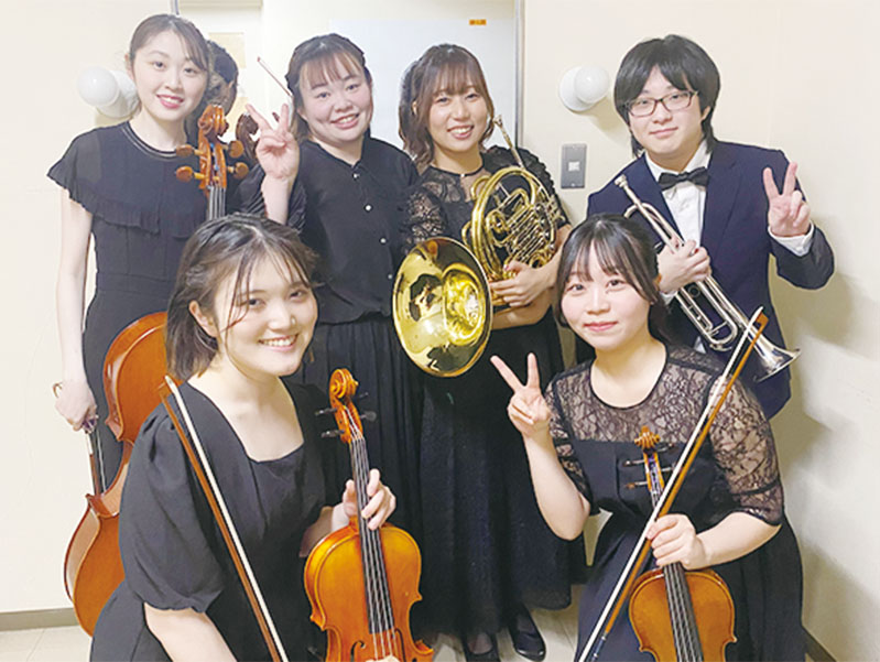 管弦楽団では、定期演奏会のほか、地域の病院や交流センターでのコンサートなども行っています。