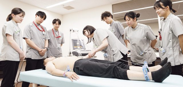 スキルスラボでの医療実習の風景