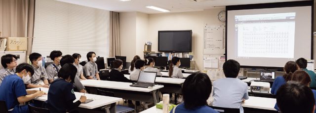 小児科での朝のカンファレンス風景